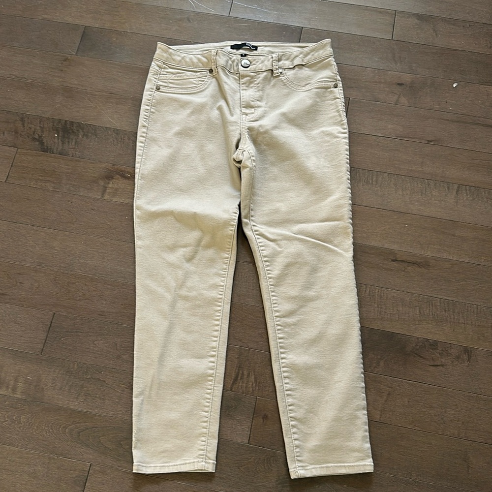 1822 Denim Cream Jeggings with Smooth Texture